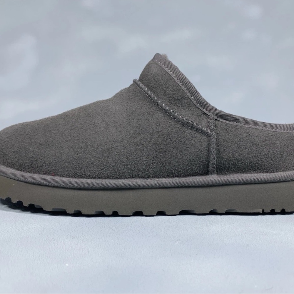 Ugg Classic Slipper, lined, gray suede 8 women’s